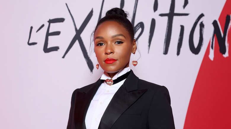 Janelle Monae posant dans un costume noir