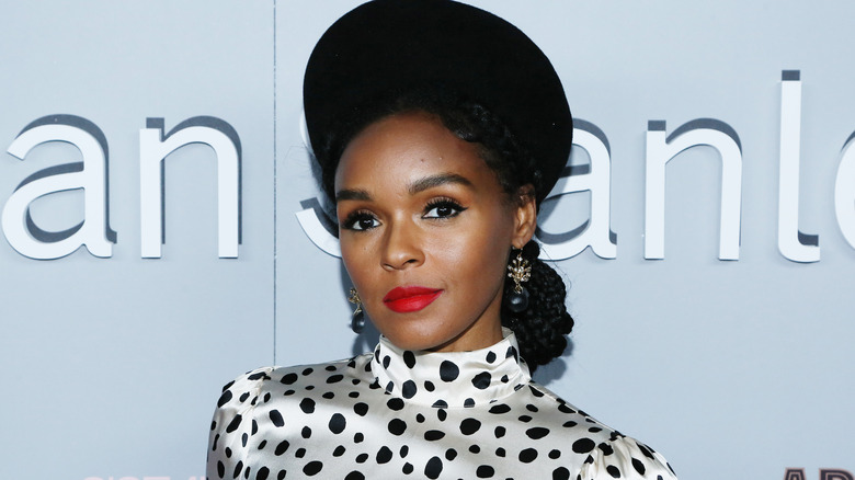 Janelle Monae posant lors d'un événement