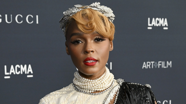 Janelle Monae posant lors d'un événement