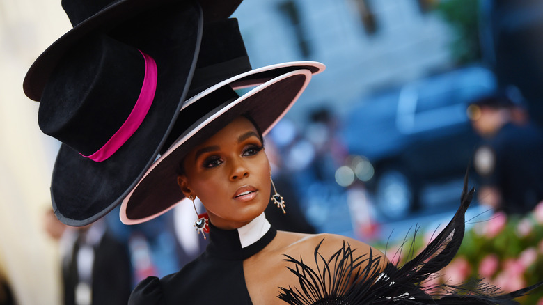 Janelle Monae posant sur un tapis rouge