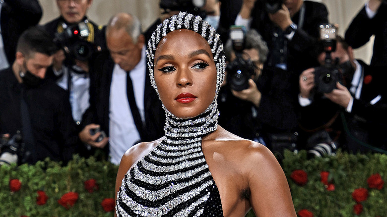 Janelle Monae posant sur un tapis rouge