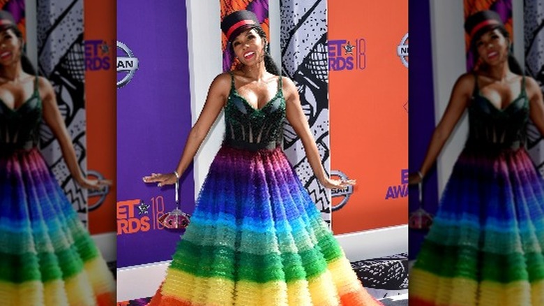 Janelle Monae en robe arc-en-ciel