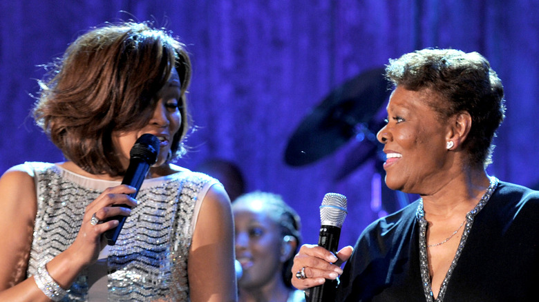 Whitney Houston chante avec Dionne Warwick