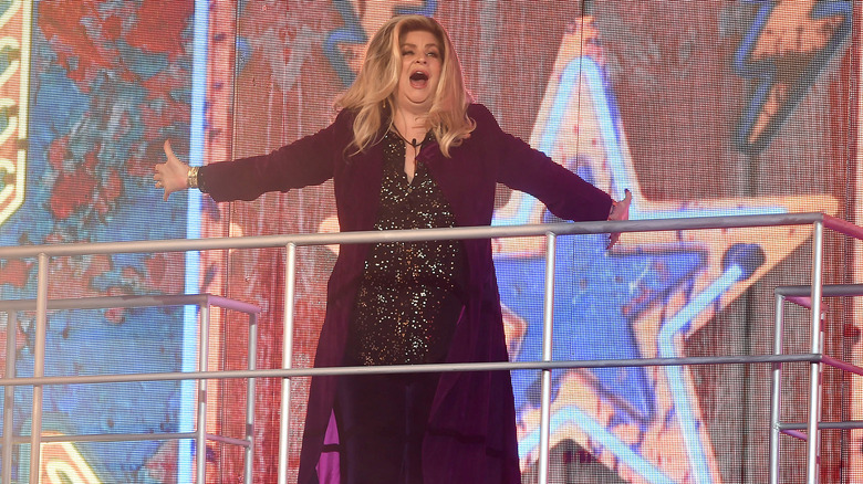 Kirstie Alley écarte les bras sur le plateau de CBB