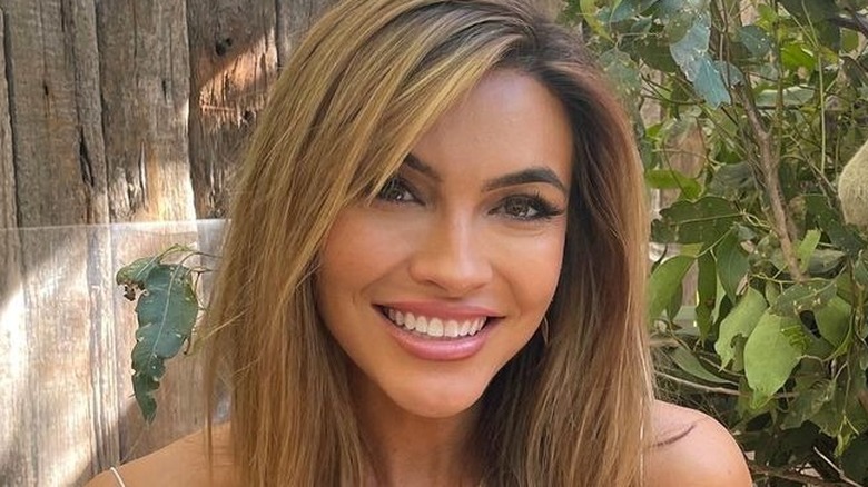 Chrishell Stause souriant à un zoo de koalas