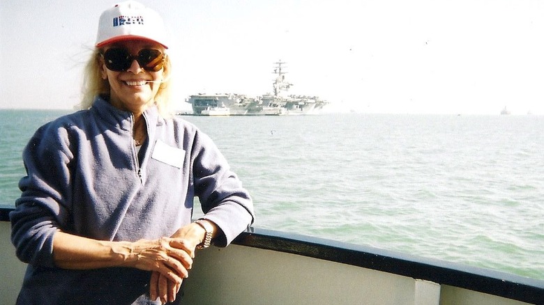 Barbara Simpson posant sur un bateau