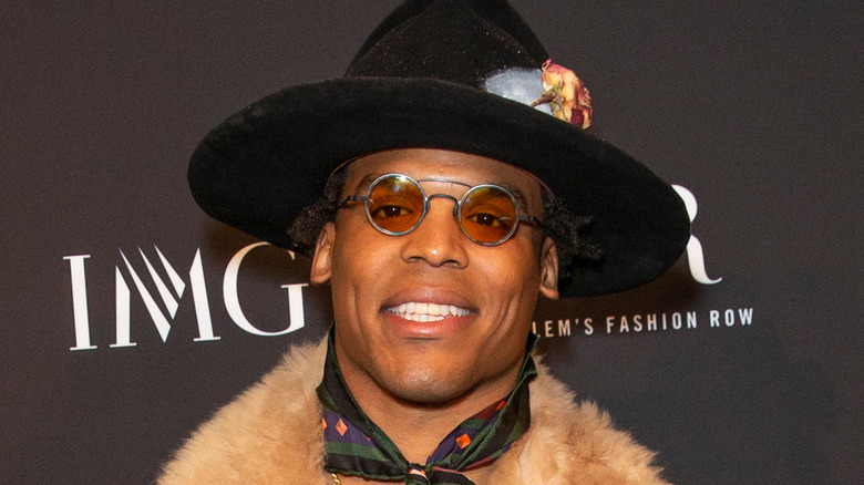 Cam Newton portant des lunettes de soleil