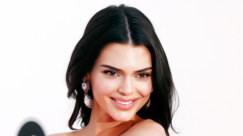 Kendall Jenner sourit