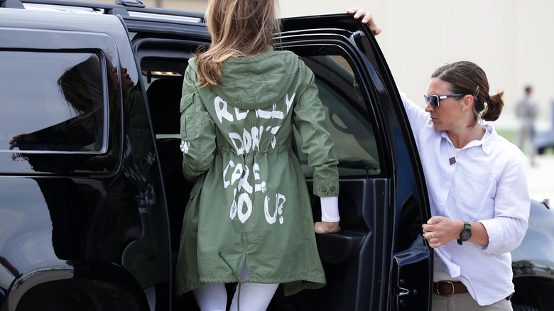 Melania portant la fameuse veste