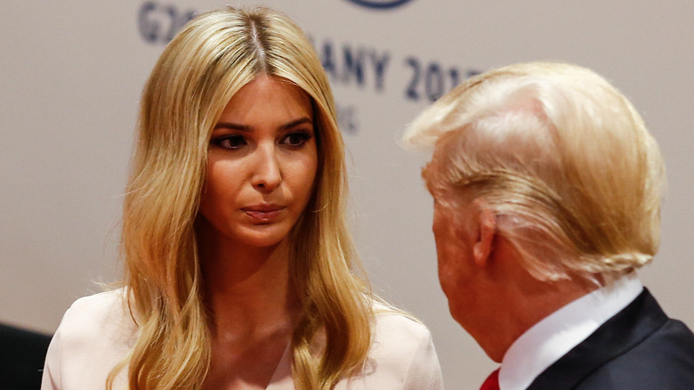 Ivanka Trump regarde Donald Trump 