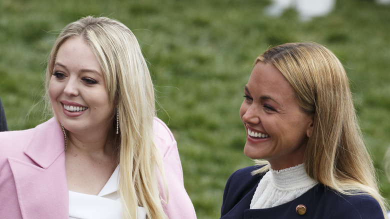 Tiffany et Vanessa Trump souriantes 