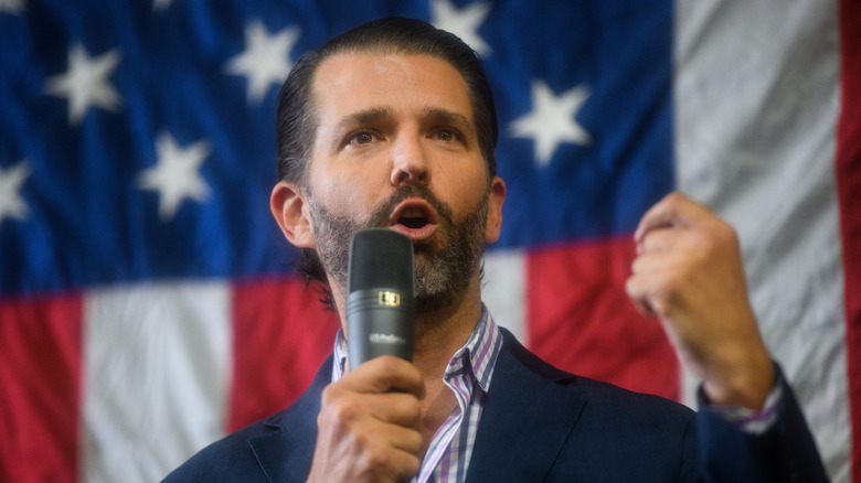 Donald Trump Jr tient un microphone