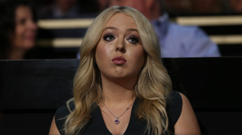 Tiffany Trump en fard à paupières violet 