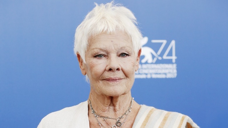 Judi Dench regarde la caméra