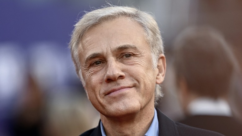 Christoph Waltz regardant de côté