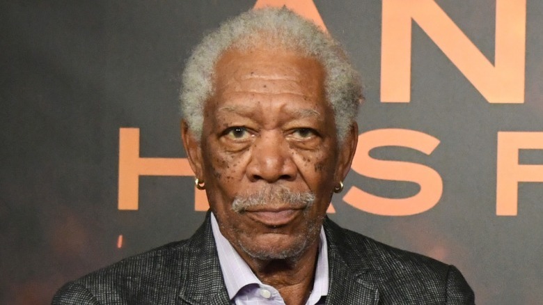 Morgan Freeman regarde la caméra