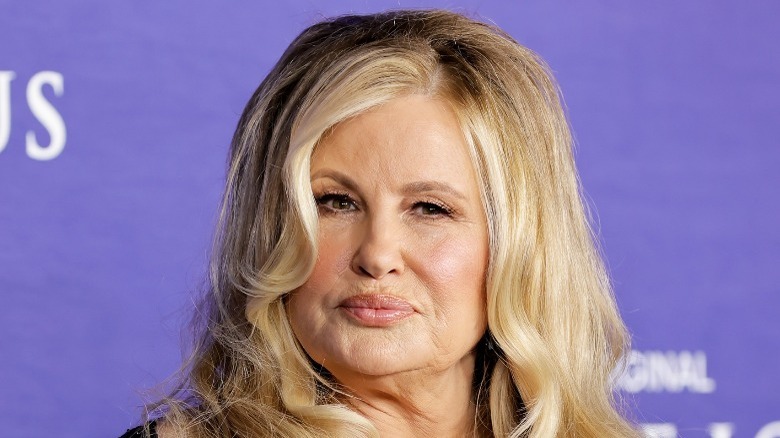 Jennifer Coolidge aux lèvres pincées