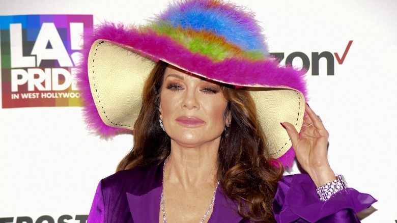 Lisa Vanderpump avec chapeau