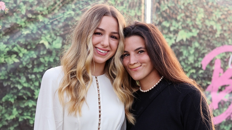 Chloé Lukasiak et Brooklinn Khoury sourient