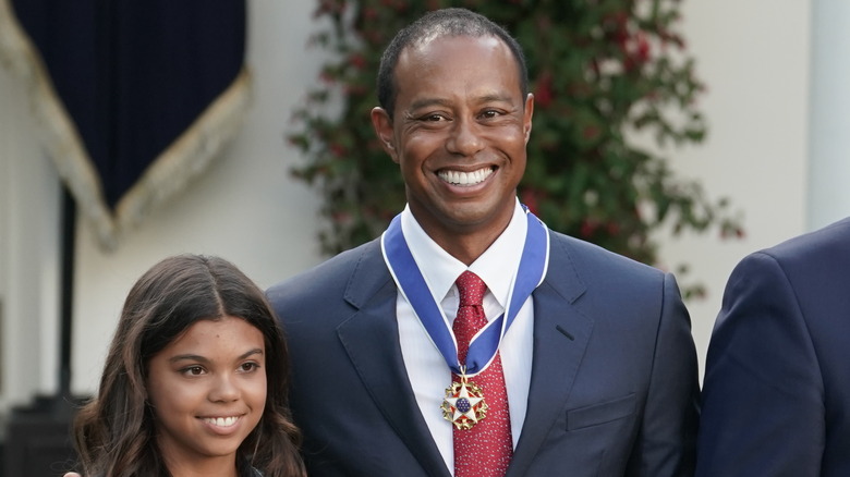 Sam Alexis Woods et Tiger Woods souriant