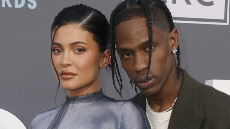 Kylie Jenner et Travis Scott lors d'un événement