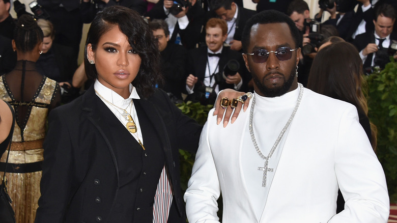 Cassie avec la main sur l'épaule de Diddy