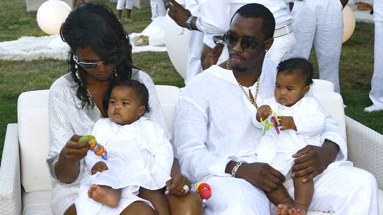 Kim Porter et Diddy avec des jumeaux