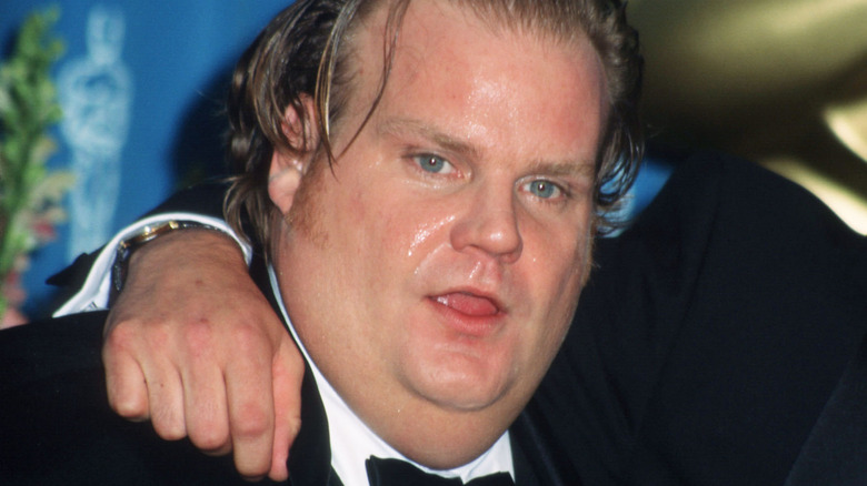 Chris Farley pose, bouche ouverte