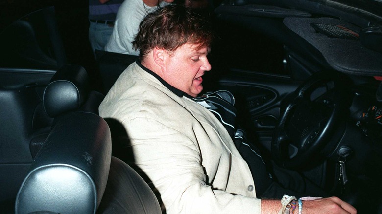 Chris Farley assis dans la voiture