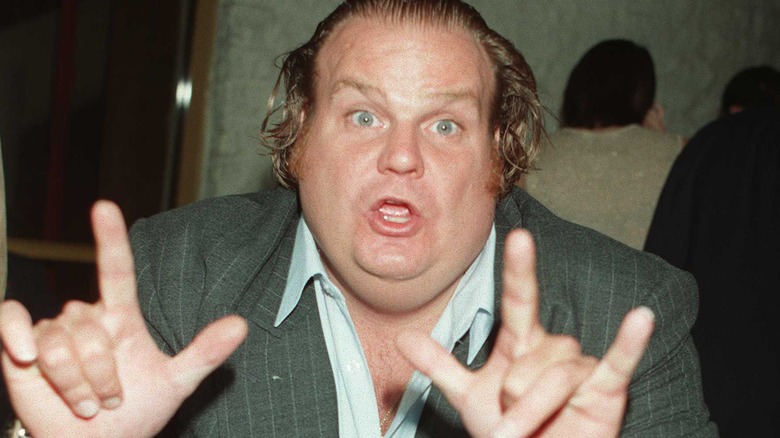 Chris Farley posant avec les mains devant lui