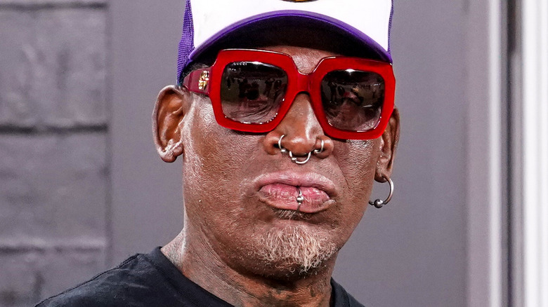 Dennis Rodman à lunettes rouges