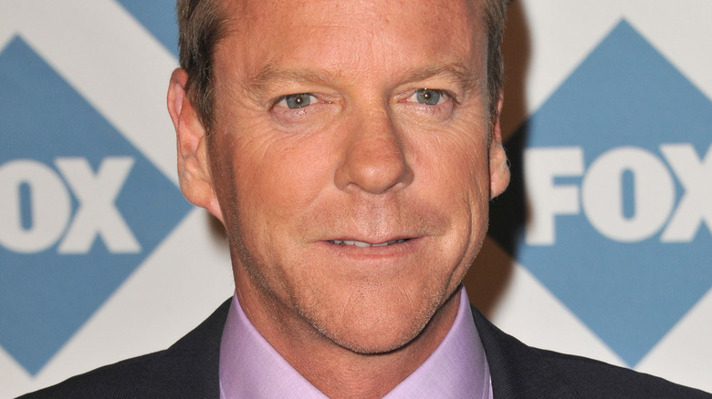 Kiefer Sutherland sur tapis rouge en chemise et costume violets