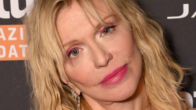 Courtney Love avec la tête penchée lors d'un événement