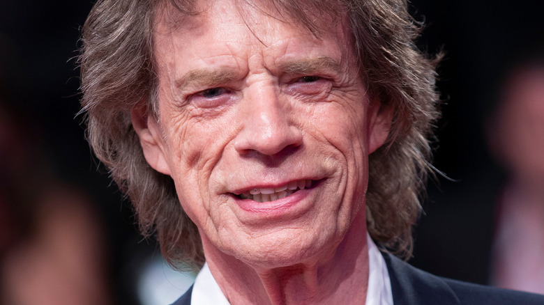 Mick Jagger souriant en costume