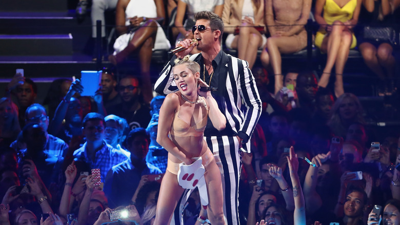 Miley Cyrus et Robin Thicke se produisant aux VMA