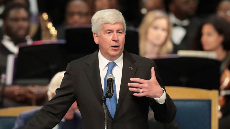 Rick Snyder s'exprimant lors d'un enterrement