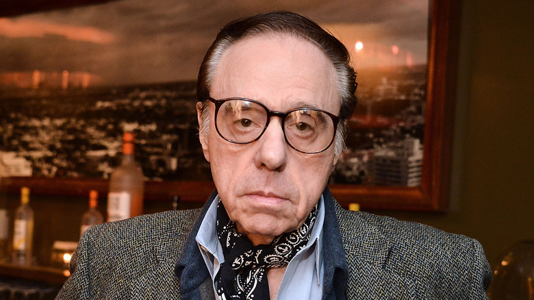 Peter Bogdanovich posant pour les caméras