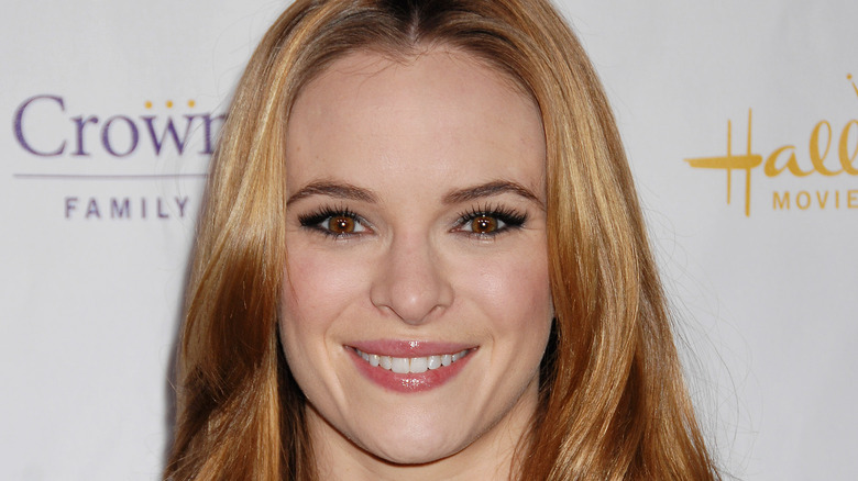 Danielle Panabaker souriante