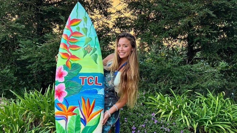 Tia Blanco posant avec une planche de surf