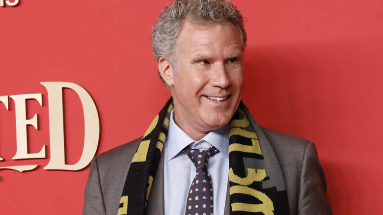 Will Ferrell pose joyeusement en foulard