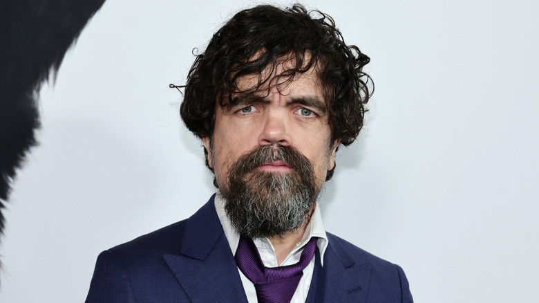 Peter Dinklage posant sévèrement à l'événement