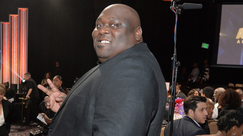 Faizon Love fait un signe de paix lors d'un événement