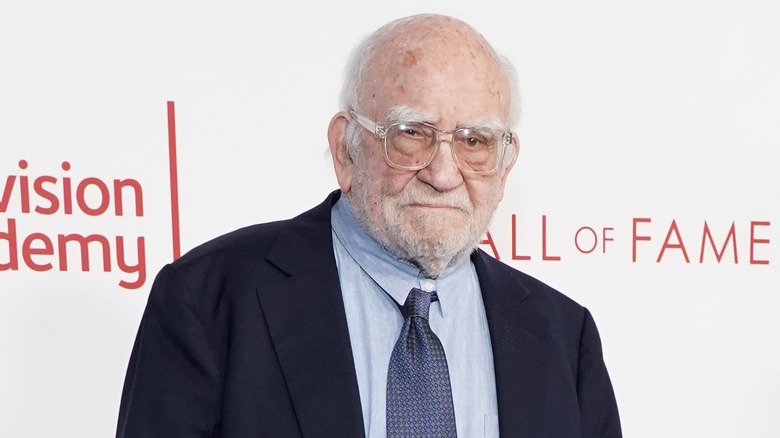 Ed Asner posant à la cérémonie du Temple de la renommée