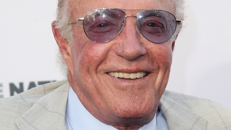 James Caan souriant dans des tons aviateur