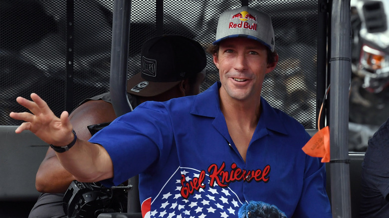 Travis Pastrana saluant