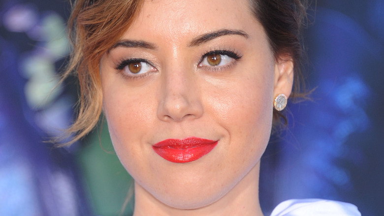 Aubrey Plaza sourit