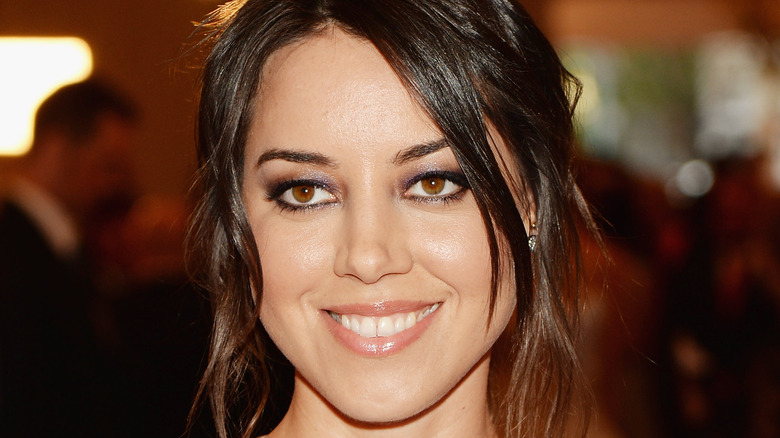 Aubrey Plaza sourit