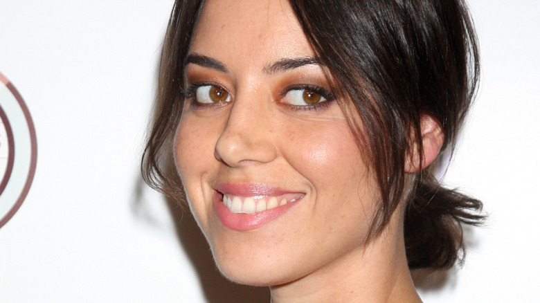 Aubrey Plaza sourit