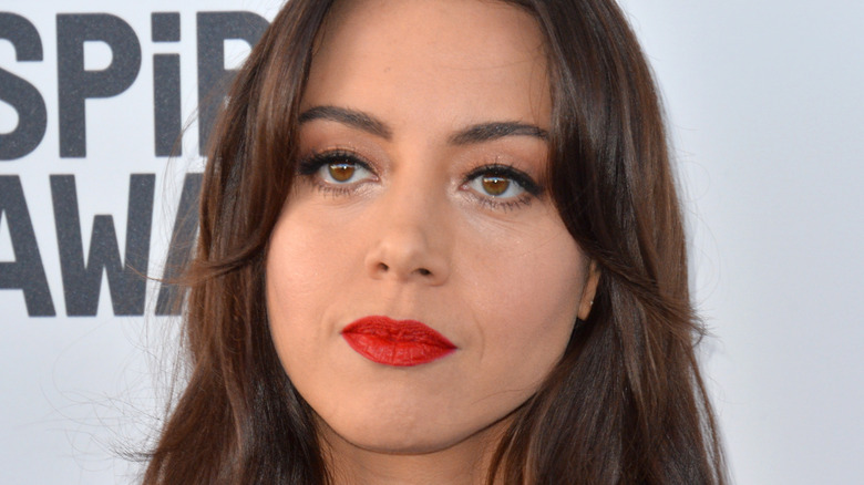 Aubrey Plaza sourit