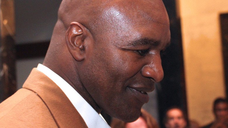 Côté d'Evander Holyfield montrant l'oreille